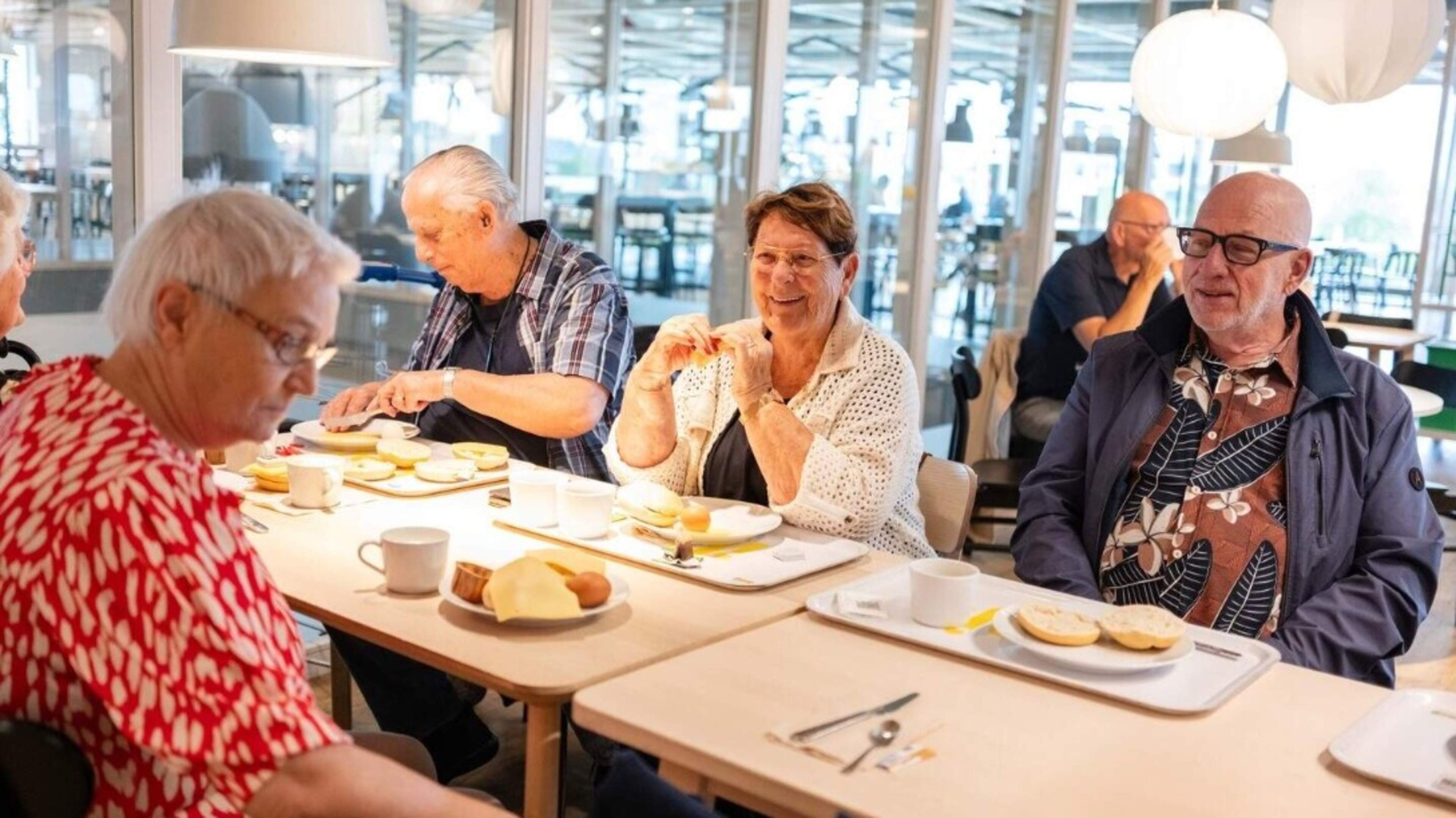 Het 1 euro-ontbijt van Ikea is terug, daar zijn Leny (86) en Johan (80) maar wat blij mee: ’Komen hier al 20 jaar’